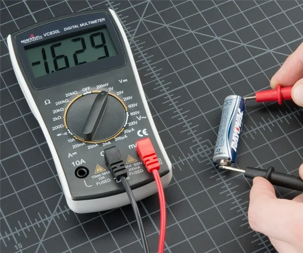 Как проверить заряд батарейки мультиметром 2