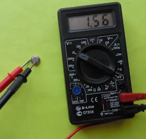 Как проверить заряд батарейки мультиметром 4