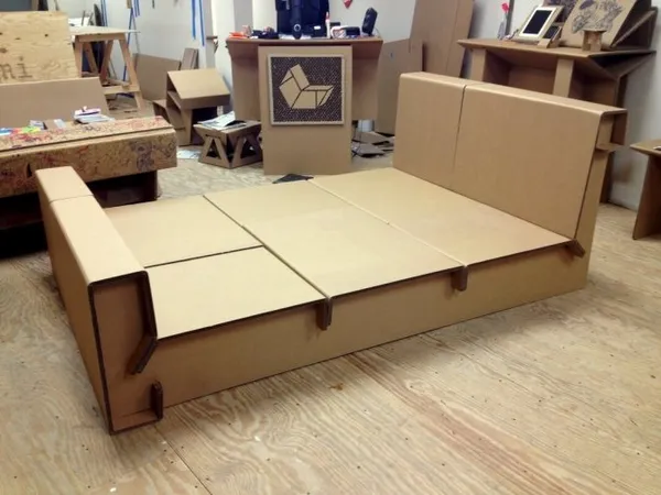 кровать из картонных коробок