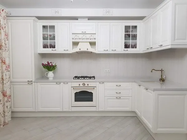 Белая цветовая гамма на кухне