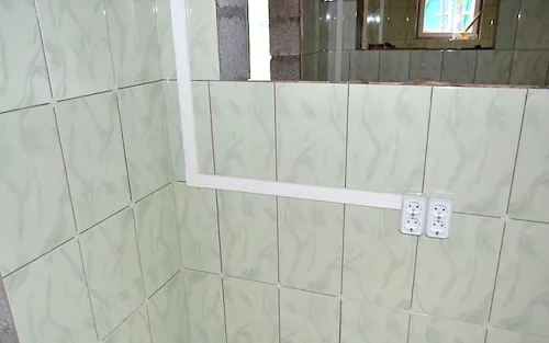 Почему опасно пользоваться электроприборами и устанавливать розетки в ванной комнате 4