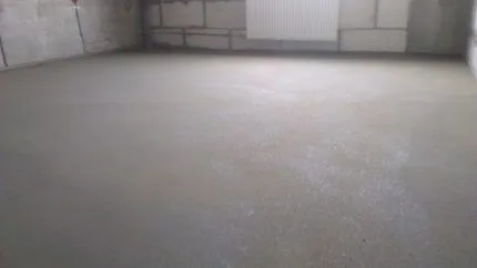 Пустая комната с бетонной стяжкой пола