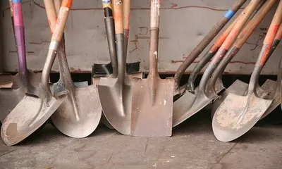 Какой лопатой легче копать прямой или закругленной 2