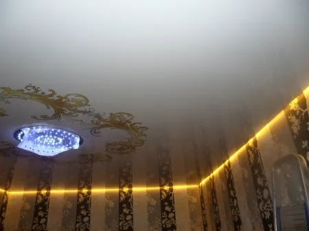 Монтаж светодиодного осветительного прибора непосредственно под потолок. Пленка должна пропускать свет, тогда эффект будет достигнут