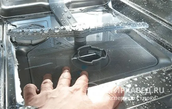 На дне камеры посудомойки стоит вода, слив не работает