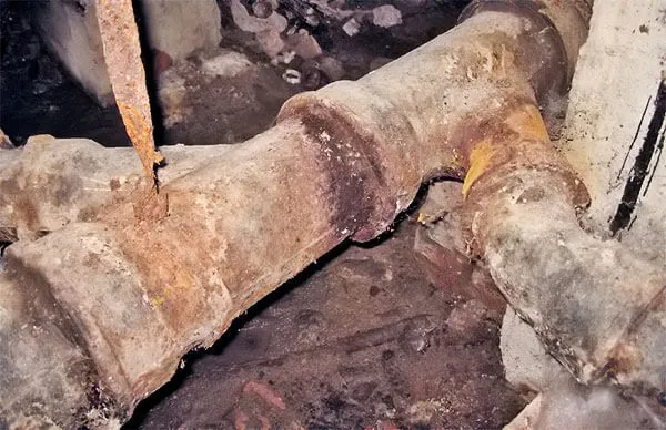 Старые канализационные трубы в ванной