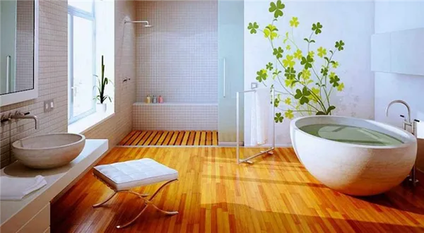 Натуральное дерево на полу в ванной