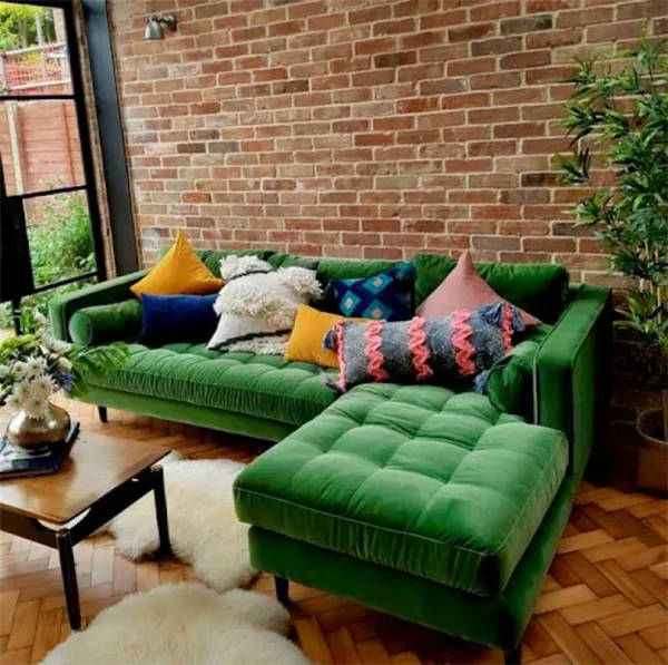 Элегантный зеленый диван в лофтовой гостиной