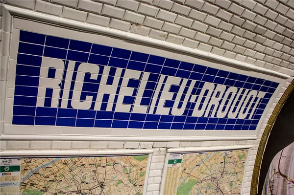 Оформление станции метро в Париже плиткой метро