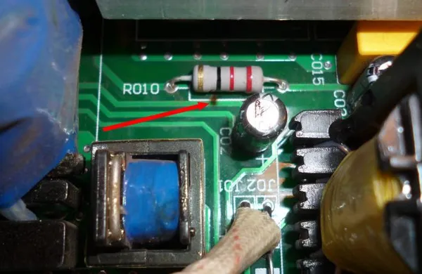 Признаком сгоревшего резистора может быть небольшой нагар на плате, трудно различаемый неопытным глазом 