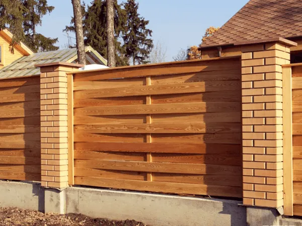 Оригинальный комбинированный забор с деревянным наполнителем