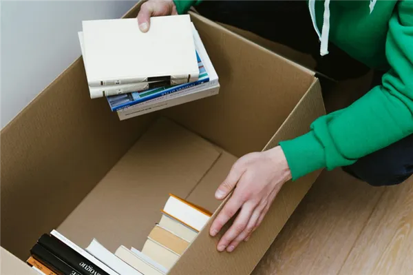 Укладка книг в коробку для переезда