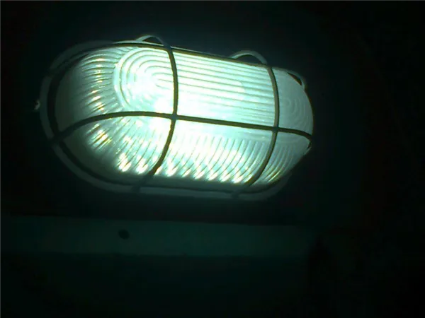 Антивандальный светильник в подъезде