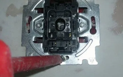 Поворотный выключатель со снятым корпусом