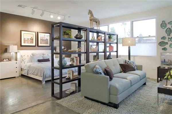 Самый простой и классический вариант, напоминающий мебельную лаконичную этажерку, с различным количеством полок