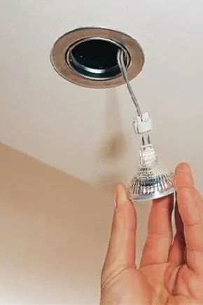 Как безопасно выкрутить лампочку из подвесного потолка?