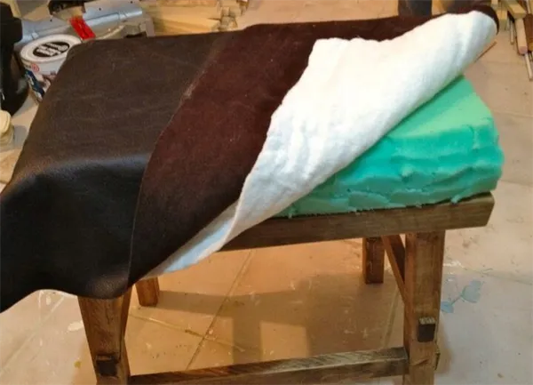 Примерка поролона и ткани для обивки банкетки