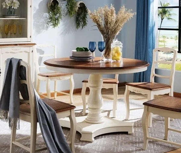 Деревянный стол в интерьере кухни