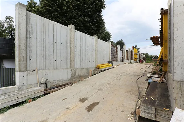 Строящийся забор бетонный монолитный