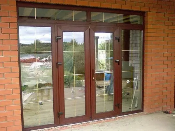 Входные пластиковые двери могут быть частью входной группы - с окнами по бокам