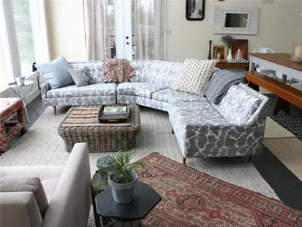 Угловой диван в интерьере гостиной
