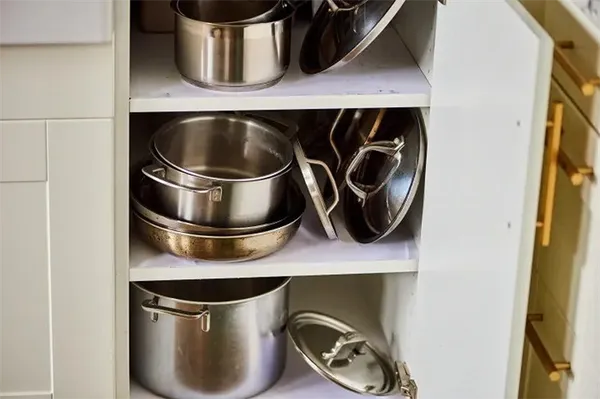 Как хранить крышки от кастрюль и сковородок: 12 отличных идей