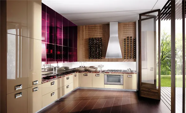 Фото угловой кухни с высокими шкафами до потолка и широкими шкафами пеналами с глянцевыми фасадами