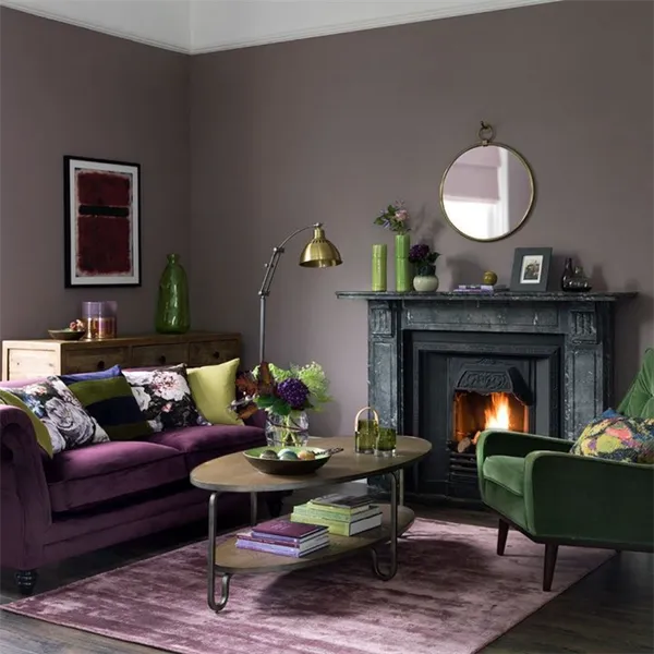 Спокойные серые стены в сочетании с фиолетовой мебелью