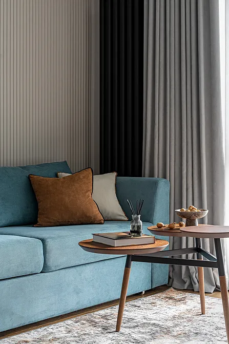 Синий диван в интерьере гостиной фото с чем сочетать 18