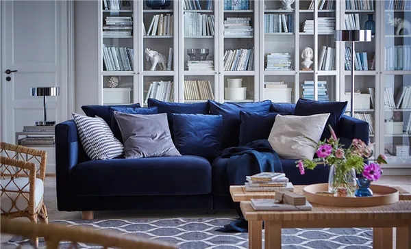 Синий диван в интерьере гостиной фото с чем сочетать 11