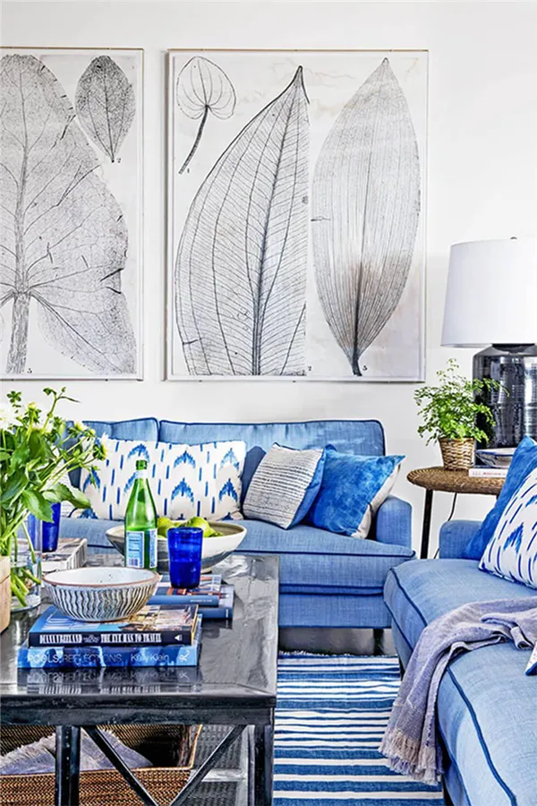 Синий диван в интерьере гостиной фото с чем сочетать 7