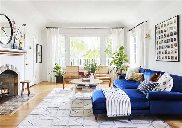 Синий диван в интерьере гостиной фото с чем сочетать 10