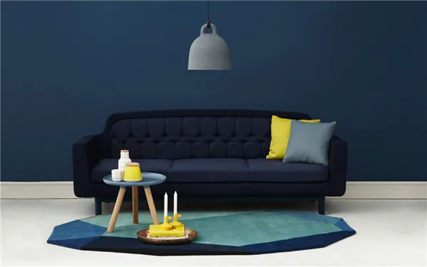 Синий диван в интерьере гостиной фото с чем сочетать 9