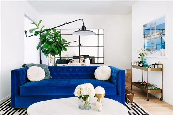Синий диван в интерьере гостиной фото с чем сочетать 5