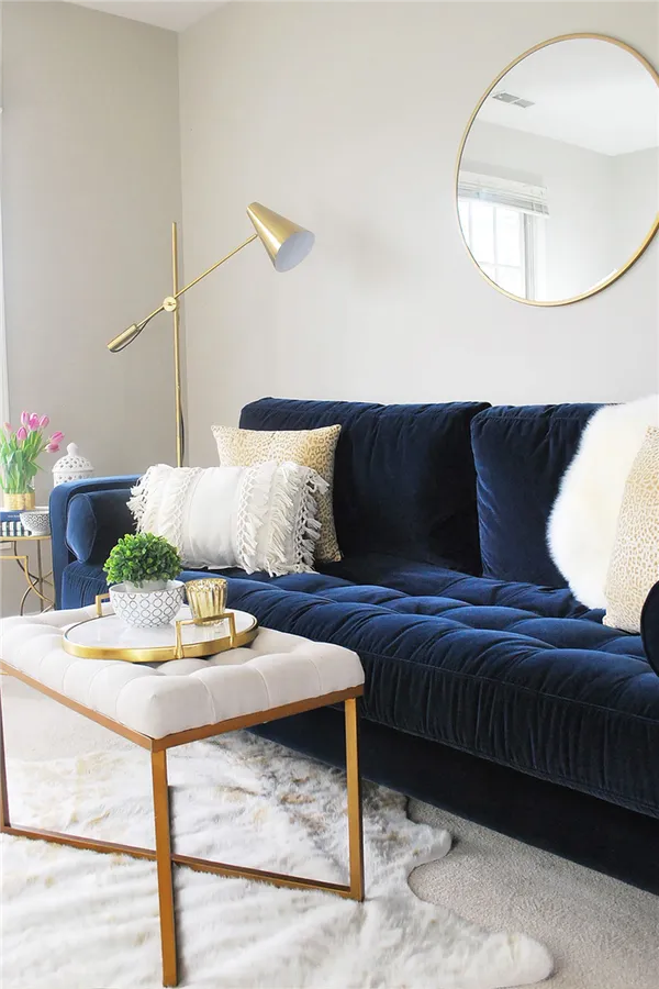голубой диван в интерьере гостиной