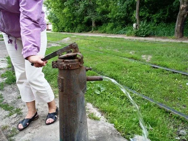 Как достать воду из скважины без электричества 3