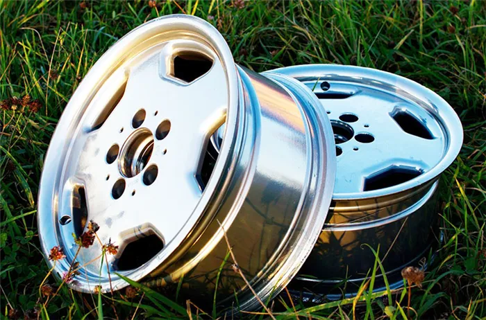 Виды и особенности красок с эффектом хрома 13 Материал из банки наносить сложнее, но эстетическое сходство с реальными хромированными покрытиями намного выше. Этот способ нанесения используют профессионалы