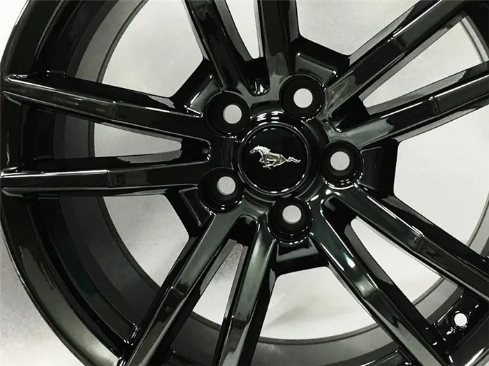 Виды и особенности красок с эффектом хрома 15 Покрытие может быть не только блестящим, но и матовым, и чёрным