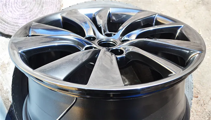 Виды и особенности красок с эффектом хрома 18 Чтобы покрытие не слезало хлопьями, необходимо тщательно подготовить и высушить рабочую поверхность