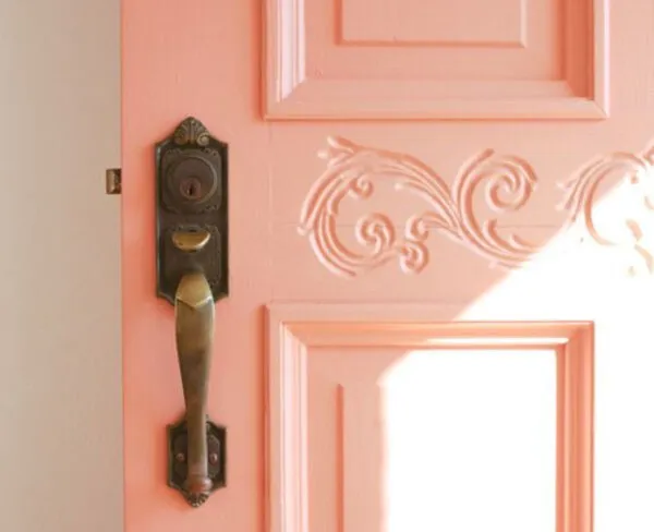 Персиковая дверь